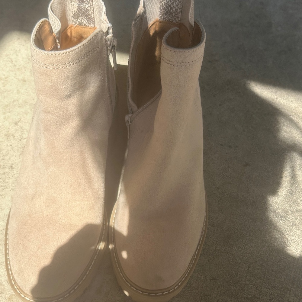 Universal Thread Women's Tan Ankle Booties